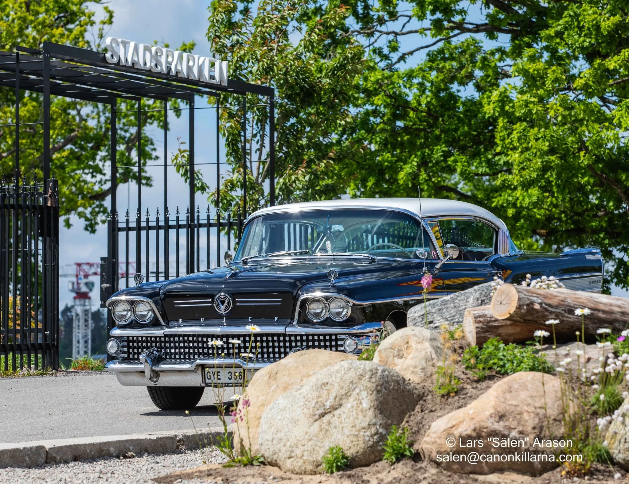 Klassisk Buick vid stadsparken